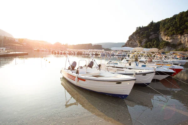 Barca Vela Nella Baia Paleokastritsa All Alba Isola Corfù Grecia — Foto Stock