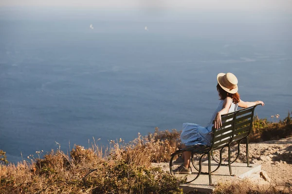 Girl Tourist Sitting Bench Observation Deck Looks Sea Beautiful Landscape — Stock Photo, Image