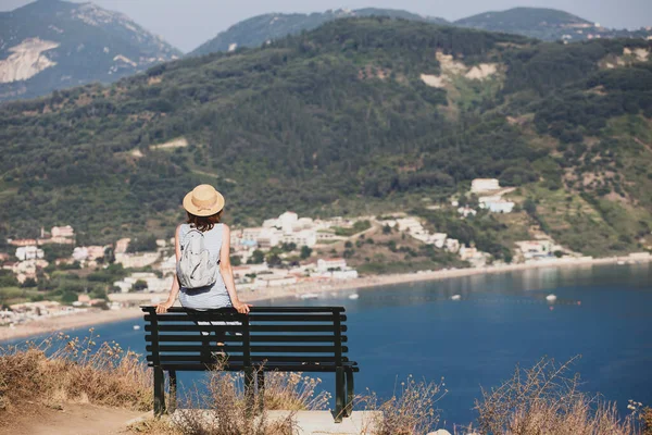 Girl Tourist Sitting Bench Observation Deck Looks Sea Beautiful Landscape — Stock Photo, Image