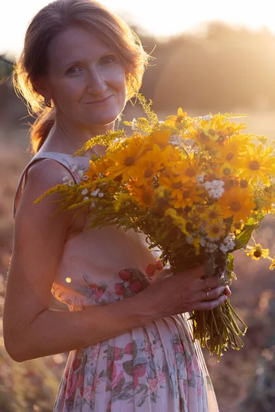 Chica Campo Atardecer Con Ramo Flores Silvestres — Foto de Stock