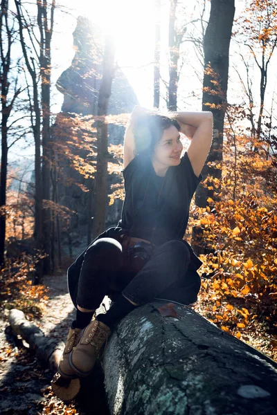 Tourist Girl Sitting Log Autumn Forest Carpathians Mountains — ストック写真