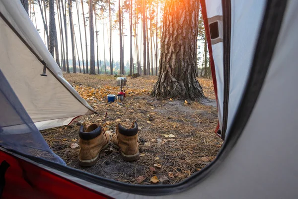 野营美学 从帐篷里看到茶杯和靴子 — 图库照片