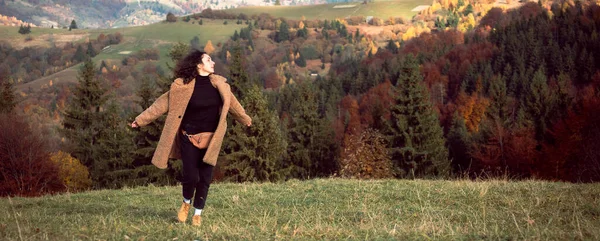 Happy Fun Tourist Girl Backdrop Mountains Carpathians Mountains — Stockfoto