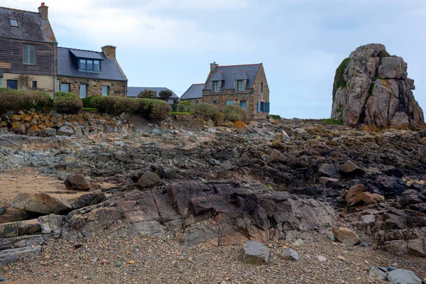 Vackert Traditionellt Hus Stranden Typiskt Bretagne Kust Vid Tregastel Norra — Stockfoto