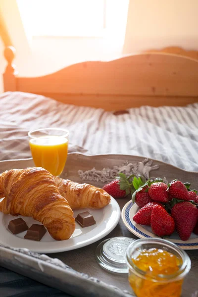 Смачний Французький Сніданок Круасани Варення Полуниці — стокове фото