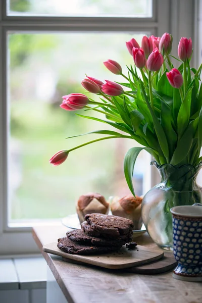 Vackra Rosa Tulpaner Vas Med Muffins Och Kakor Vintage Köket — Stockfoto