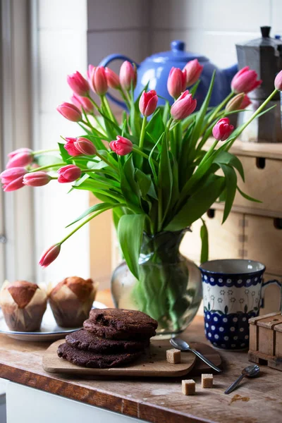 Beautiful Pink Tulips Vase Cupcakes Cookies Vintage Kitchen Still Lif — Photo