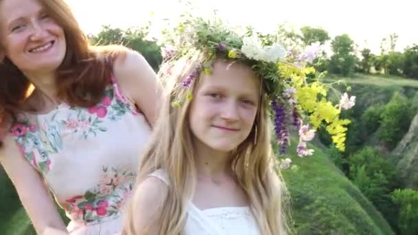 Çiçek Çelenkli Mutlu Anne Kız Akşam Çayırında Eğleniyorlar — Stok video