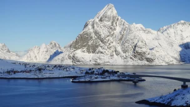 ノルウェー北部のロフトテン諸島湾にある多色のロルブと係留された漁船による美しいノルウェーの冬の風景 — ストック動画