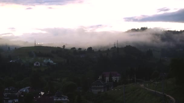 Avondzicht Het Bergdorp Oekraïense Karpaten Met Het Prachtige Wolkenlandschap — Stockvideo