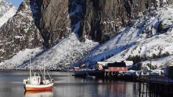 Hermoso Paisaje Invierno Noruego Con Rorbu Multicolor Barcos Pesqueros Amarrados — Vídeo de stock
