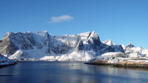 ノルウェー北部のロフトテン諸島湾にある多色のロルブと係留された漁船による美しいノルウェーの冬の風景 — ストック動画