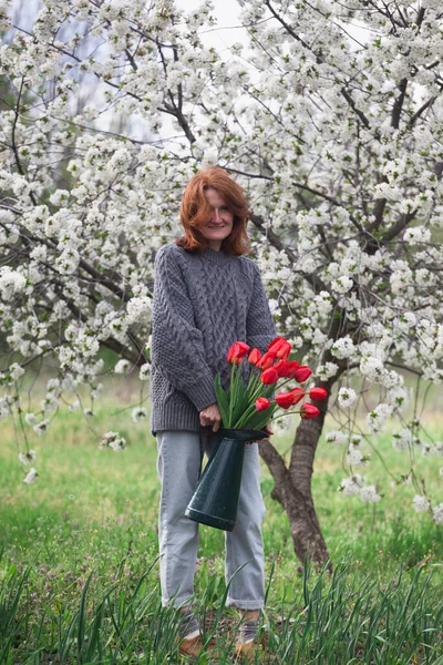 Chica Con Enorme Ramo Tulipán Rojo —  Fotos de Stock