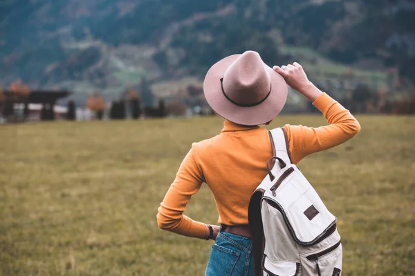 Girl Backpack Stands Meadow Mountain — Stock Photo, Image
