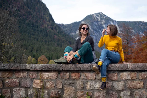 Dos Niñas Felices Turistas Sentarse Relajarse Telón Fondo Paisaje Montaña —  Fotos de Stock