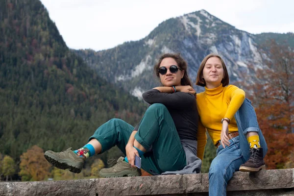 Dos Niñas Felices Turistas Sentarse Relajarse Telón Fondo Paisaje Montaña — Foto de Stock