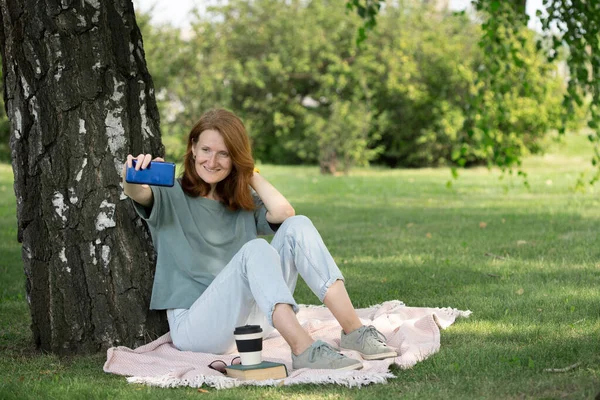 Girl Sits Lawn Takes Selfie Phon — Stok fotoğraf