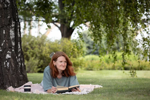 Chica Leyendo Libro Sobre Ley — Foto de Stock