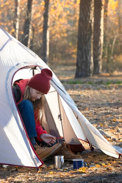 Escursionista Ragazza Una Tenda Che Tiene Una Tazza Foresta Nel — Foto Stock