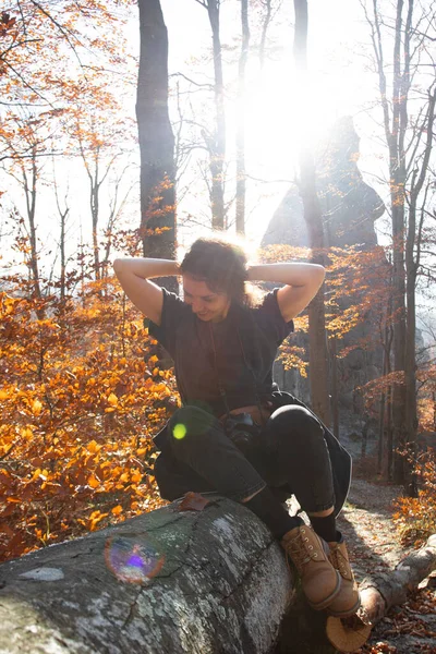 Touristenmädchen Auf Einem Baumstamm Herbstlichen Wald Karpaten — Stockfoto