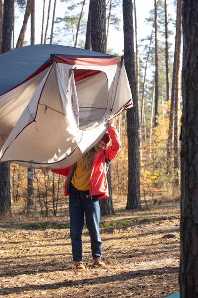 Glückliche Touristin Mit Einem Zelt Der Hand — Stockfoto