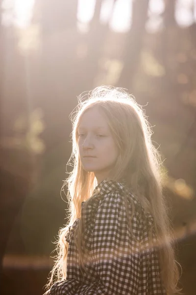 Portré Gyönyörű Boldog Lány Erdőben Naplementekor Tim — Stock Fotó