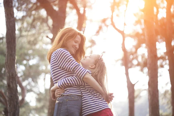 Glückliche Familie Mutter Und Tochter Auf Einem Spaziergang Der Sonne — Stockfoto