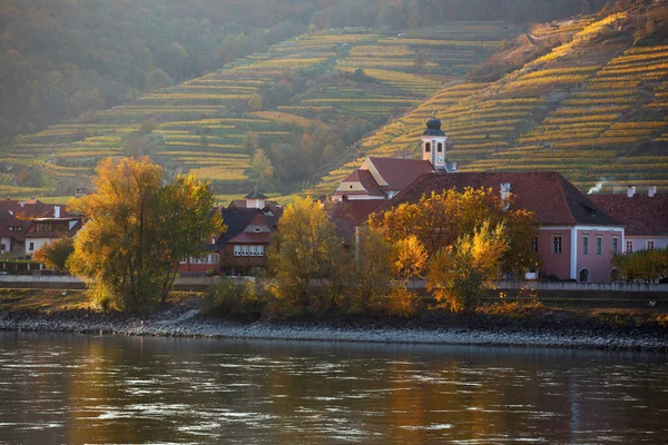 澳大利亚Wachau山谷Krems Land区多瑙河河岸Weissenkirchen澳大利亚小村秋景 — 图库照片