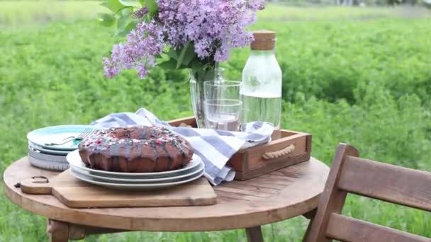 Rüzgarlı Bahar Gününde Özel Bahçedeki Ağaçların Altında Yemek Masası — Stok video