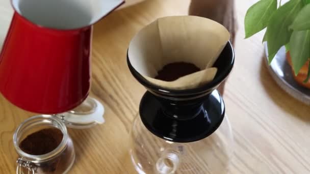 Fille Préparant Café Filtre Main Alternative Goutte Goutte Brasser Dans — Video