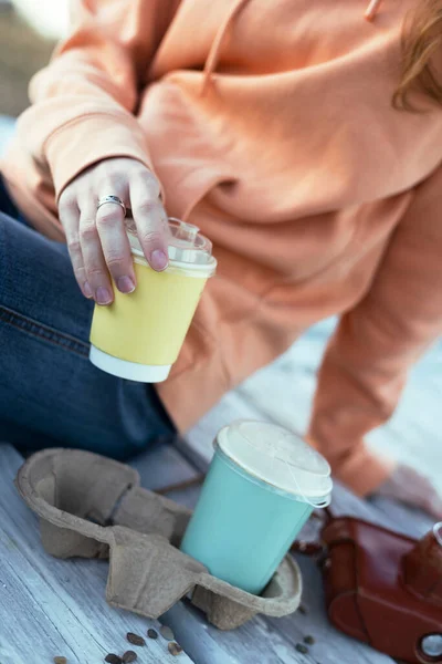 Ragazza Che Tiene Bicchieri Caffè Tramonto Ligh — Foto Stock