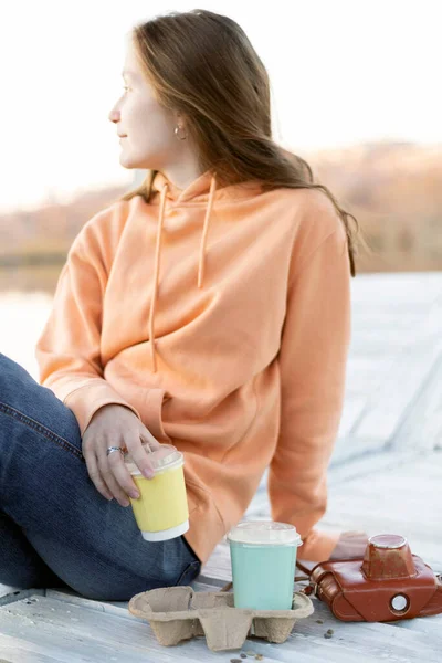 Glückliches Mädchen Mit Gläsern Kaffee Sonnenuntergang — Stockfoto