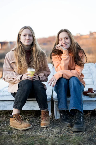 Two Happy Girls Nature Drinking Coffe — Stock Photo, Image
