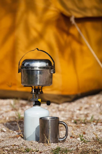 愉快的旅行 燃烧器 杯子和老式黄色帐篷在背景 — 图库照片