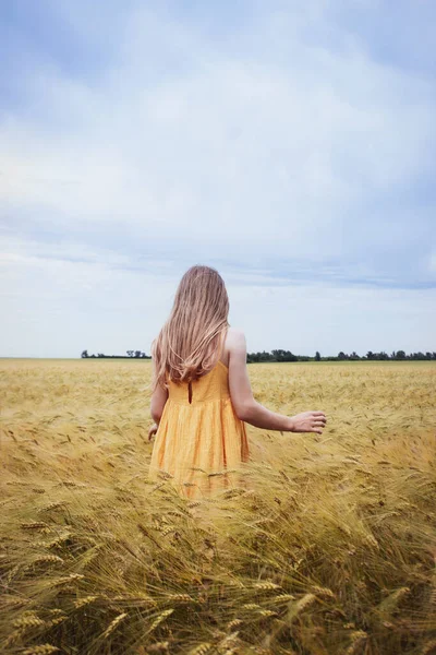 Happy Young Girl Joys Wheat Field Evening Tim — Stock Photo, Image