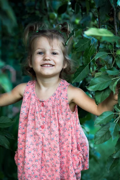 Μικρό Όμορφο Κορίτσι Στον Κήπο — Φωτογραφία Αρχείου
