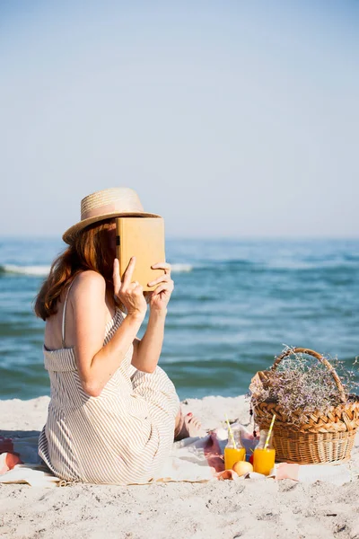 Καλοκαίρι Πικνίκ Δίπλα Στη Θάλασσα Κορίτσι Καπέλο Και Καλάθι Για — Φωτογραφία Αρχείου