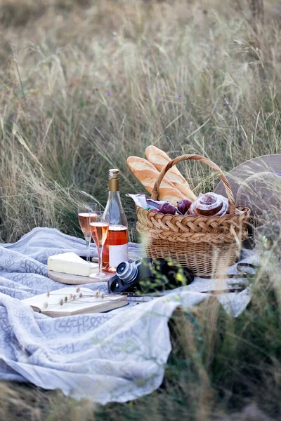 Cesta Piquenique Natureza Baguete Rolos Vitória — Fotografia de Stock