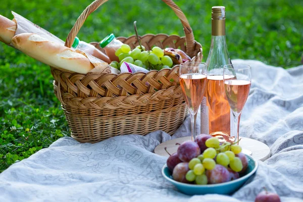 Estate Picnic Nel Prato Baguette Vino Bicchieri Uva Rotoli Cestino — Foto Stock