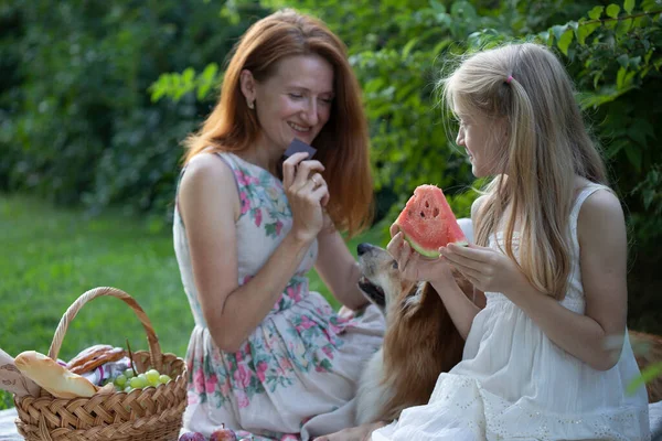 Summer Happy Family Picnic Fun Mom Daughter Picni — Stock Photo, Image