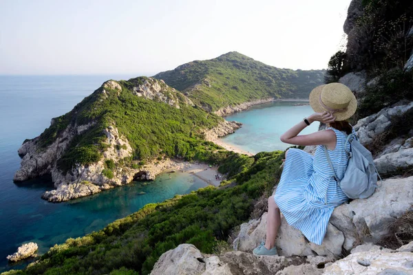 Una Ragazza Con Cappello Siede Guarda Splendida Vista Della Spiaggia — Foto Stock