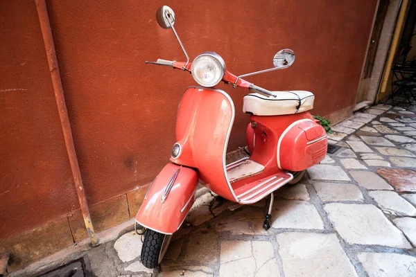 Scooter Standing Empty Street Old Italian Tow — Stock Photo, Image