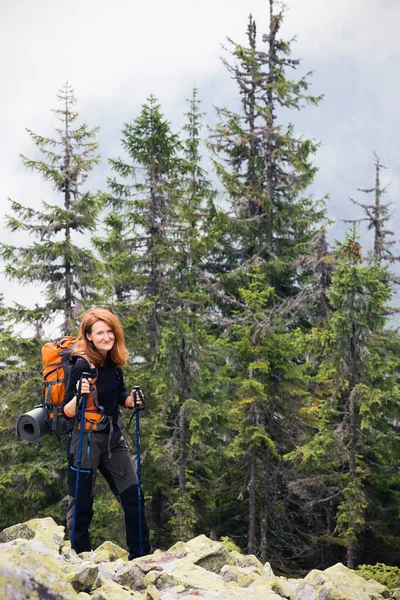 Поход Природу Девушка Турист Горах Карпат Gorgany Украина — стоковое фото