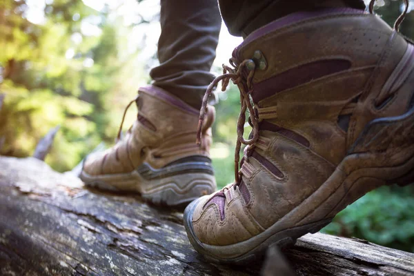 Botas Senderismo Cerca Chica Turista Pasos — Foto de Stock