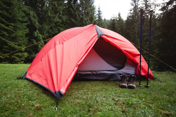 Rode Tent Wandelpalen Het Bos — Stockfoto