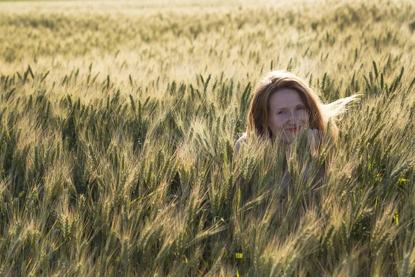 Mutlu Yaz Özgürlük Güneşli Bir Buğday Sahada Güzel Kız — Stok fotoğraf
