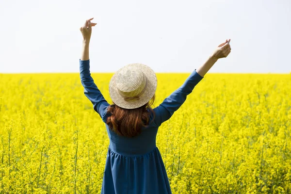 Menina Feliz Chapéu Andando Incrível Campo Colza Amarela Campo Emoção — Fotografia de Stock