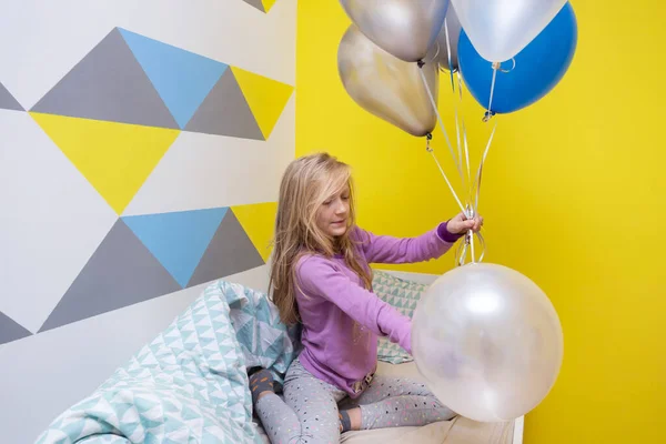 Gelukkige Verjaardag Meisje Met Ballonnen Kinderkamer — Stockfoto