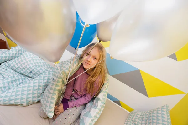 子供部屋に風船を入れた幸せな誕生日の女の子 — ストック写真