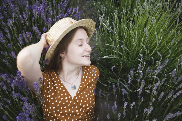 普罗旺斯 站在薰衣草场头上戴帽子的姑娘 — 图库照片